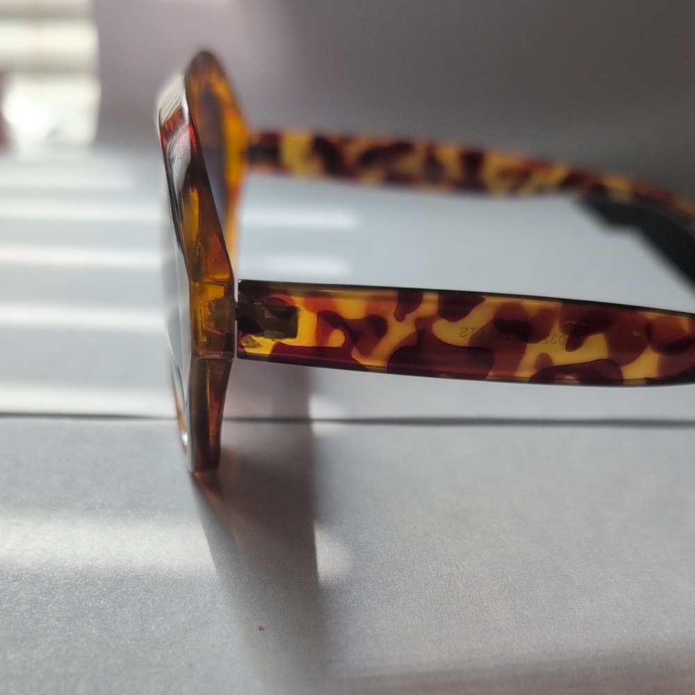 Steve Madden Tortoise Cat-Eye Sunglasses in Brown and Amber - Picture 3 of 4